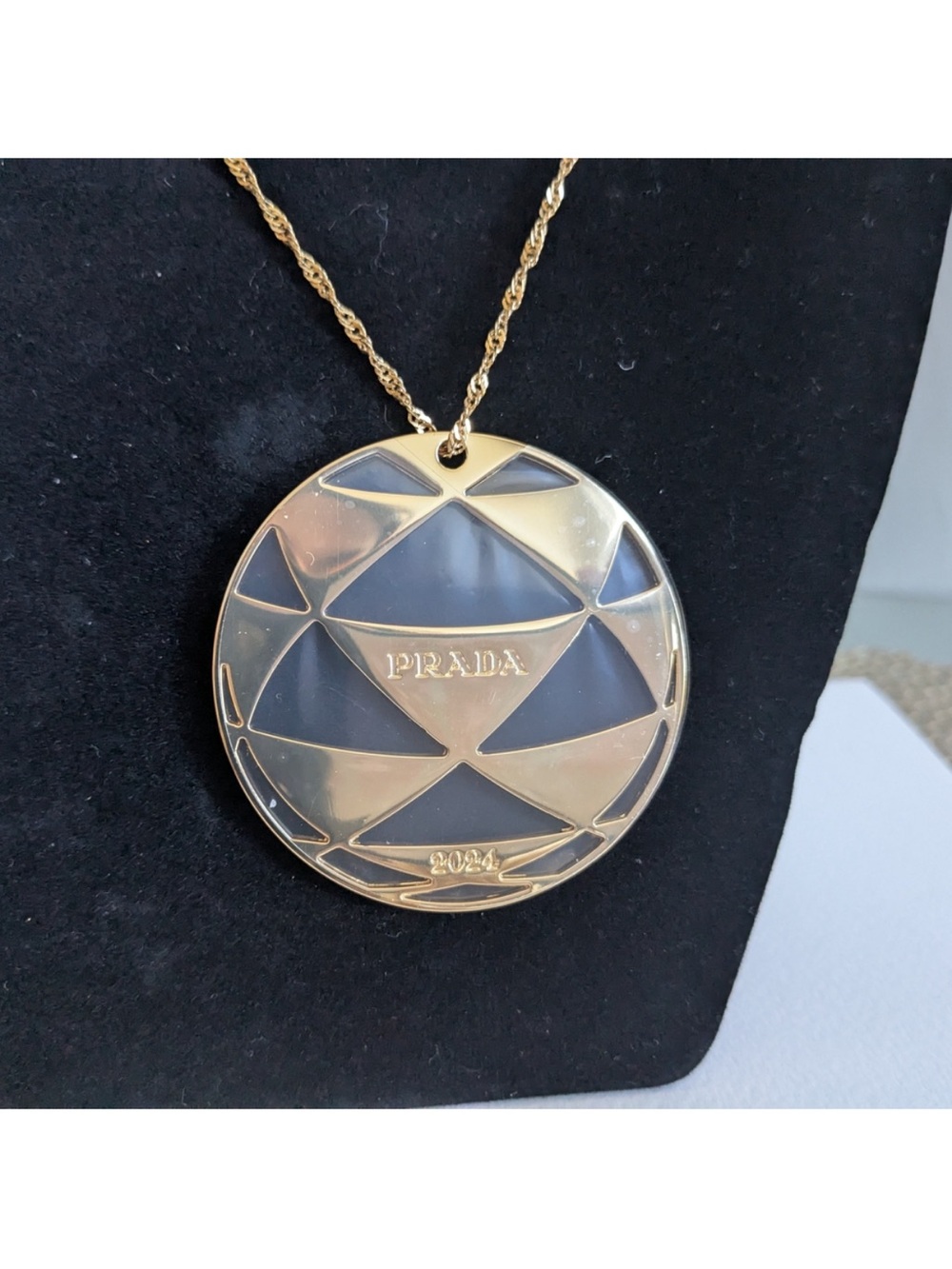 Prada - Picture 3 of 5